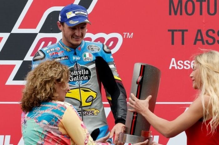 Pebalap Marc VDS Racing Team asal Australia, Jack Miller, menerima trofi juara setelah finis di urutan pertama pada balapan GP Belanda di Sirkuit Assen, Minggu (26/6/2016)