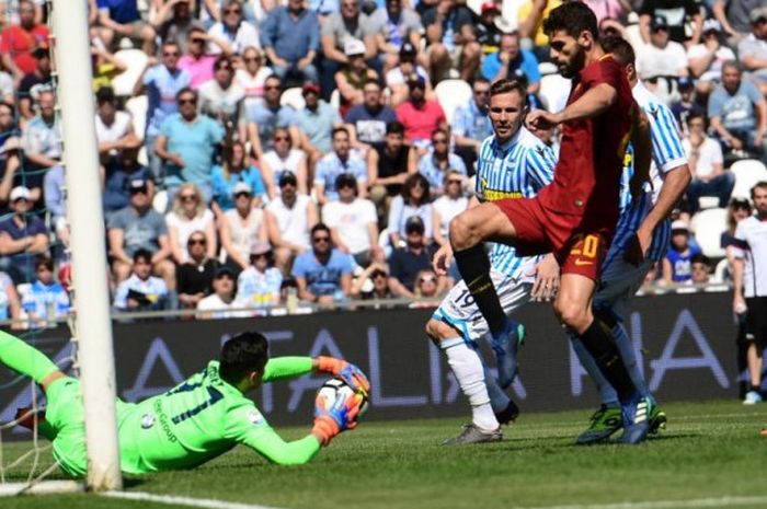 Kiper SPAL, Alex Meret (kiri), menangkap bola yang coba ditendang bek AS Roma, Federico Fazio, dalam partai Liga Italia di Stadion Paolo Mazza, Ferrara, 21 April 2018.