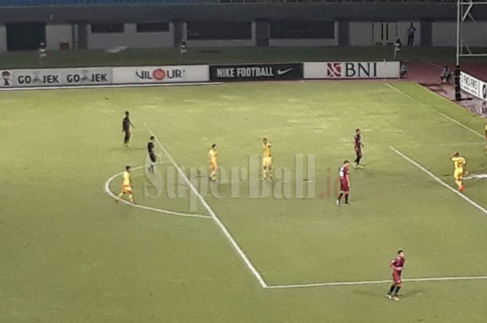 Pertandingan Bhayangkara FC kontra PSM Makassar di Stadion Patriot, Bekasi, Jawa Barat, Kamis (19/10/2017)