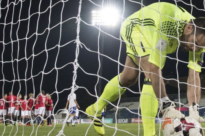 Kiper San Marino, Aldo Simoncini, memungut bola dari gawangnya dalam laga Grup C Kualifikasi Piala Dunia 2018 zona Eropa kontra Norwegia di Stadion Olimpico, Serravalle, pada 5 Oktober 2017.