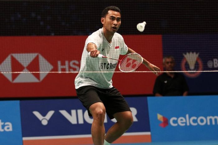 Pebulu tangkis tunggal putra Indonesia, Tommy Sugiarto, mengembalikan kok ke arah Sameer Verma (India) pada babak pertama Malaysia Open 2018 yang berlangsung di Axiata Arena, Selasa (26/6/2018).