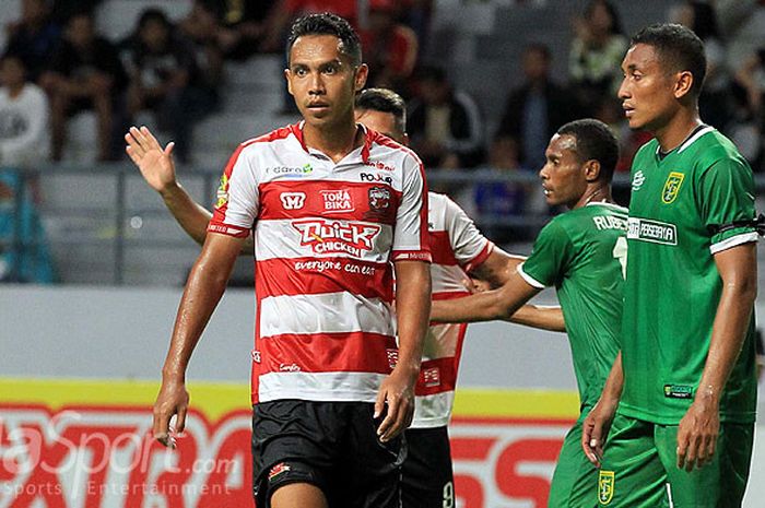 Ekspresi gelandang Madura United, Lucky Wahyu (kiri), saat tampil melawan Persebaya Surabaya dalam laga babak penyisihan Grup B Piala Gubernur Kaltim 2018 di Stadion Batakan Balikpapan, Kalimantan Timur Sabtu (24/02/2018) malam.