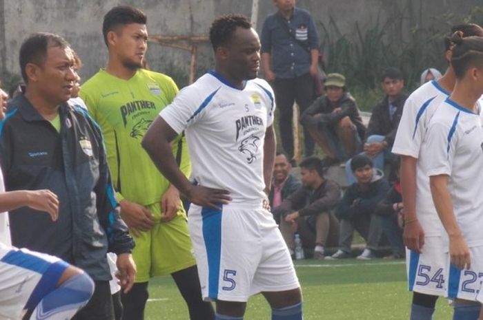 Gelandang anyar Persib Bandung, Michael Essien (5), menjalani latihan perdana bersama tim di Lapangan Lodaya, Bandung, pada Kamis (30/3/2017).