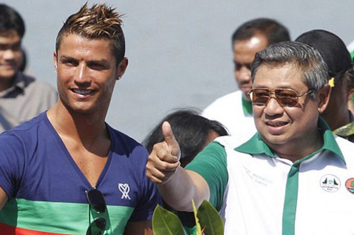 Bintang Real Madrid Cristiano Ronaldo berpose dengan mantan Presiden Republik Indonesia Susilo Bambang Yudhoyono saat mengunjungi Indonesia pada 2013.