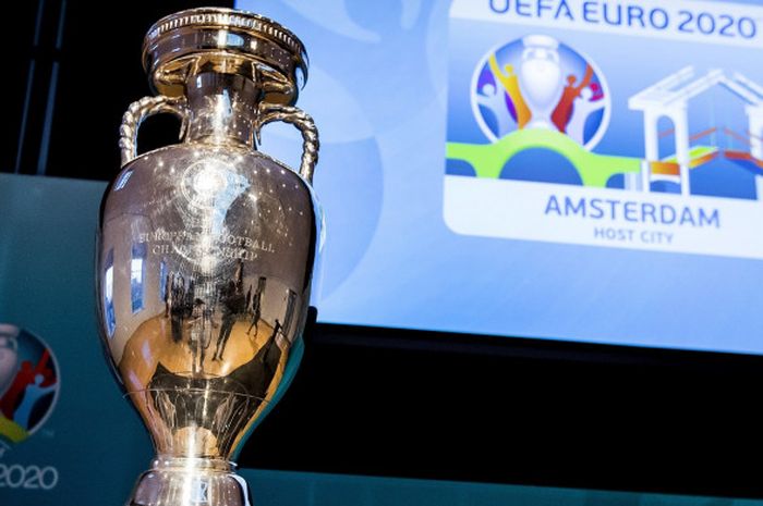 Trofi Piala Eropa dipamerkan dalam peluncuran logo Euro 2020 Amsterdam.