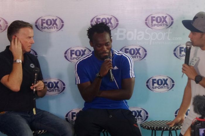  Gelandang Persib Bandung, Michael Essien (tengah), berbicara dalam acara Media Talkshow bersama presenter The John Dykes Show, John Dykes (kiri), di Artotel Thamrin, Jakarta, Sabtu (4/11/2017). 