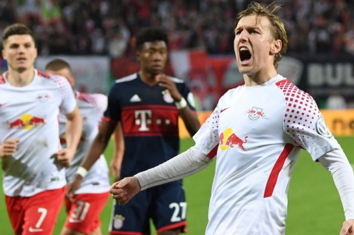 Emil Forsberg merayakan gol RB Leipzig ke gawang Bayern Muenchen dalam partai Piala Jerman di Leipzig, 25 Oktober 2017.