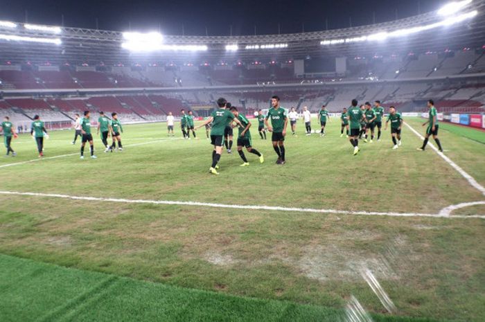 Latihan resmi timnas Indonesia di lapangan Stadion Utama Gelora Bung Karno (SUGBK) pada Senin (12/11/2018) jelang laga Piala AFF 2018 kontra Timor Leste.