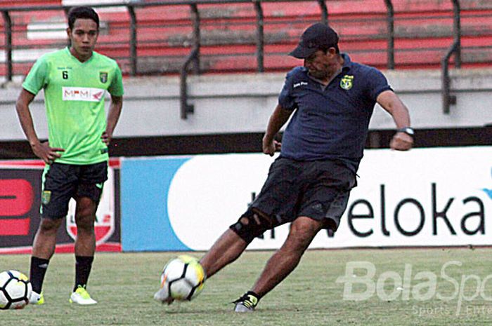  Pelatih Persebaya, Angel Alfredo Vera memberikan contoh tendangan bola mati saat latihan timnya di Gelora Bung Tomo, Selasa (13/9/2017).