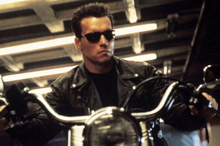 Arnold Schwarzenegger sebagai robot T-800 dalam film Terminator. 