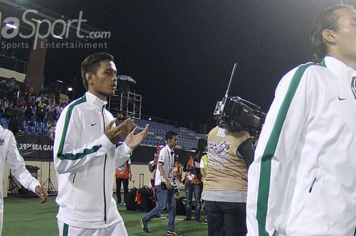 Tiga pemain Timnas U-22, Ezra Walian (kanan), M Rezaldi Hehanusa (tengah), dan M Hargianto memasuki lapangan sebelum berlaga melawan Vietnam pada SEA Games 2017.