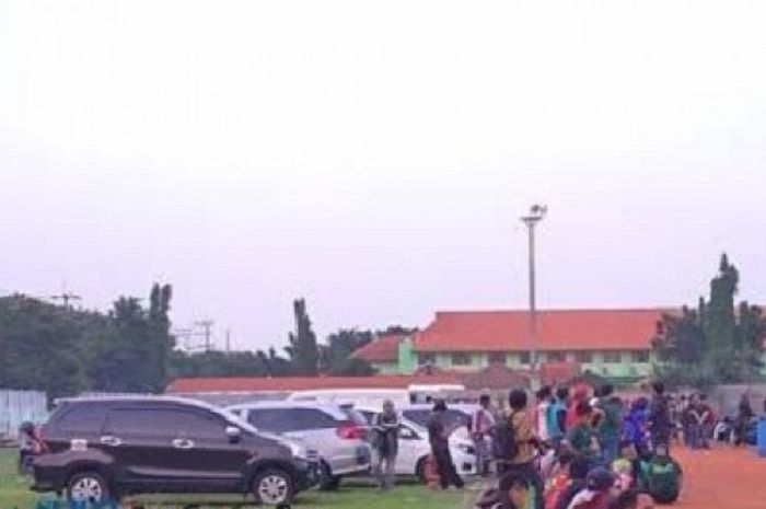 Bonek memadati sesi latihan Persebaya Surabaya di Stadion Jenggolo, Sidoarjo, Kamis (10/1/2019). 