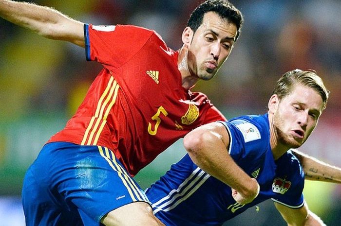   Gelandang tim nasional Spanyol, Sergio Busquets (kiri), berduel dengan bek Liechtenstein, Martin Rechsteiner, dalam laga kualifikasi Piala Dunia 2018 di Stadion Reyno de Leon Stadium, Leon, pada 5 September 2016. Busquets dipercaya memerankan sosok Marcos Senna.  