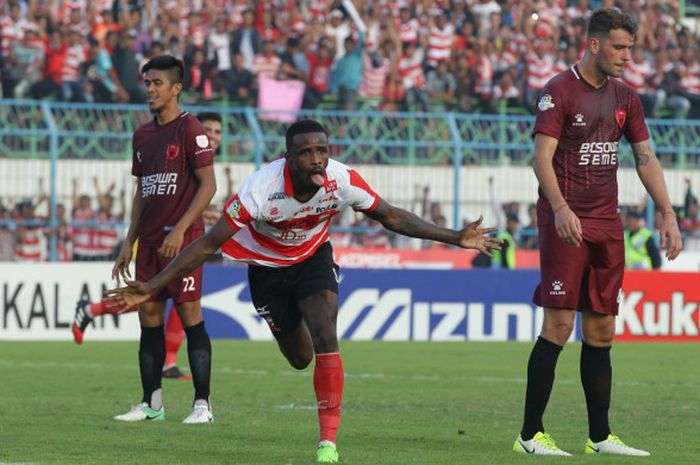 Selebrasi penyerang Madura United, Greg Nwokolo, seusai membobol gawang PSM Makassar, Sabtu (29/7/2017). 