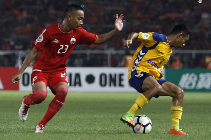 Aksi Nugroho Fatchur Rochman saat membela Persija Jakarta di laga kedua fase Grup H Piala AFC 2018 melawan Tampines Rovers, Rabu (28/2/2018). 