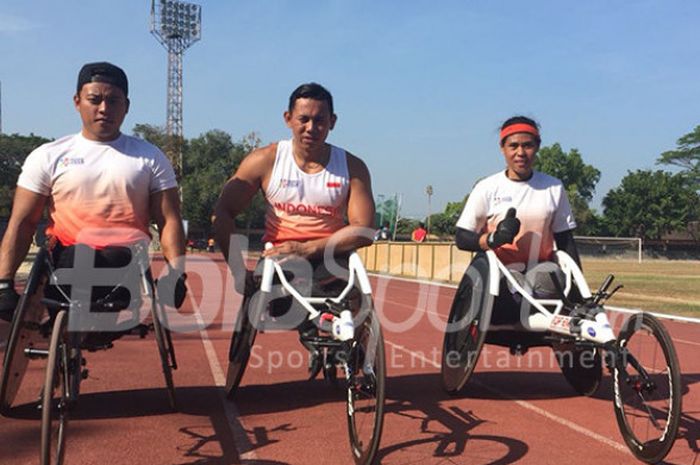 Doni Yulianto, Jaenal Aripin, dan Maria Goreti Samiati, tiga atlet atletik balap kursi roda Indonesia untuk Asian Para Games 2018 yang berlatih di Stadion Sriwedari, Solo, Kamis (6/9/2018).