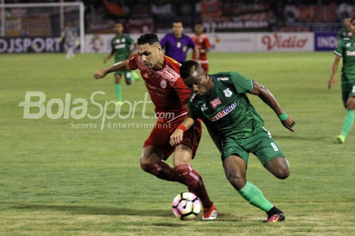 Pemain PSMS Medan Wilfried Yessoh berduel dengan bintang Persija Jakarta Jaimerson dan Silva pada semifinal leg pertama Piala Presiden 2018 di Stadion Manahan, Kota Solo, Sabtu (10/2/2018) malam WIB.