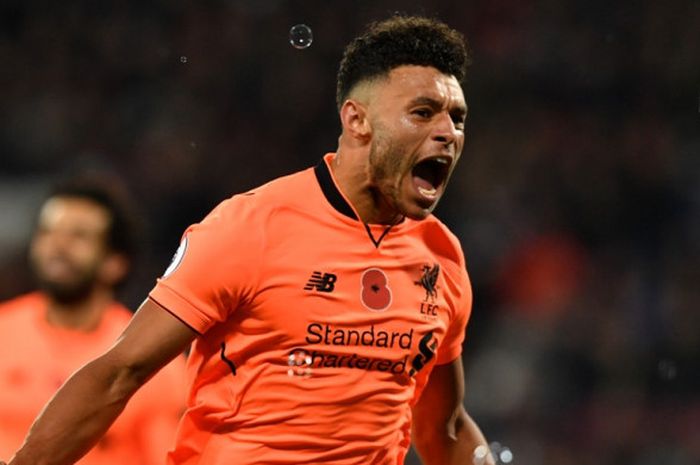 Pemain Liverpool FC, Alex Oxlade-Chamberlain, merayakan gol yang dia cetak ke gawang West Ham United dalam laga Liga Inggris di Stadion London pada 4 November 2017.