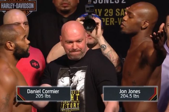 Momen saat kedua petarung main card, Daniel Cormier (kiri) dan Jon Jones (kanan) akan berhadapan di UFC 214.