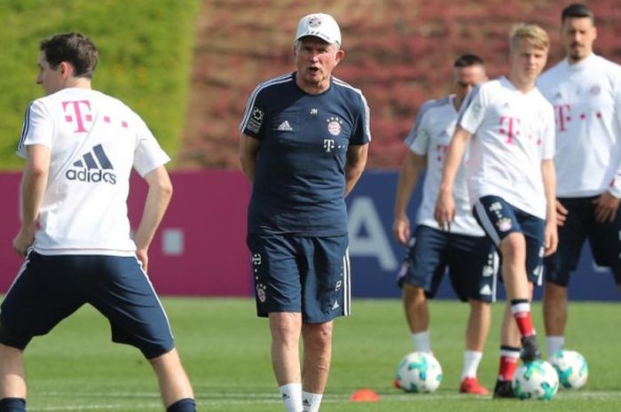 Pelatih Bayern Muenchen Jupp Heynckes memimpin sesi latihan tim di Aspire Academy for Sports Excellence, Doha, 5 Januari 2018.