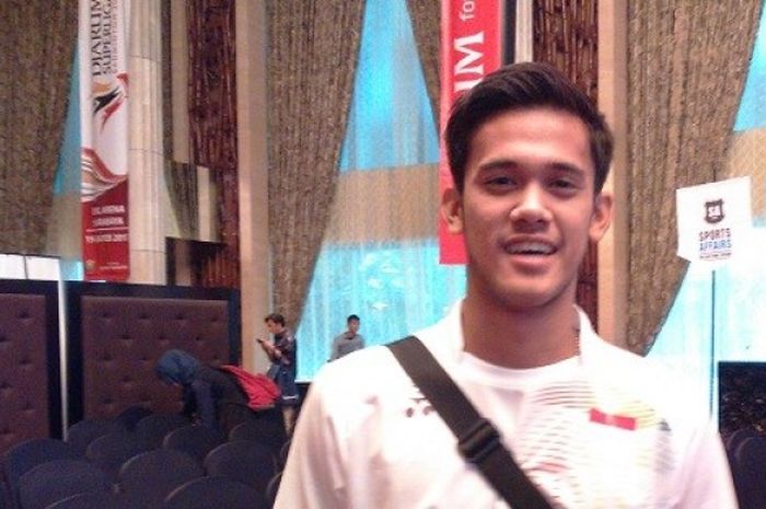 Pebulu tangkis tunggal putra Indonesia, Firman Abdul Kholik, berpose seusai pengundian Djarum Superliga 2017 di Hotel Indonesia Kempinski, Jakarta, Rabu (1/2/2017).