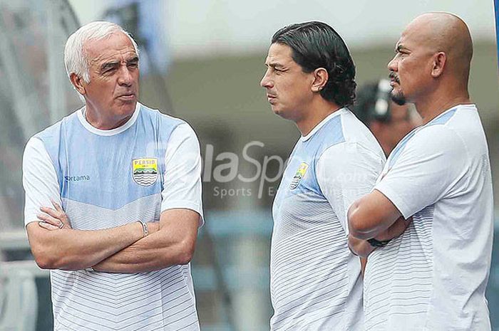 Pelatih Persib Bandung, Roberto Carlos Mario Gomez (kiri), berdiskusi dengan asisten pelatih, Fernando Soler (tengah) dan Herrie Setyawan, pada partai pembuka Piala Presiden 2018 antara Persib Bandung melawan Sriwijaya FC di Stadion Gelora Bandung Lautan Api, Kab. Bandung, Selasa (16/1/2018).