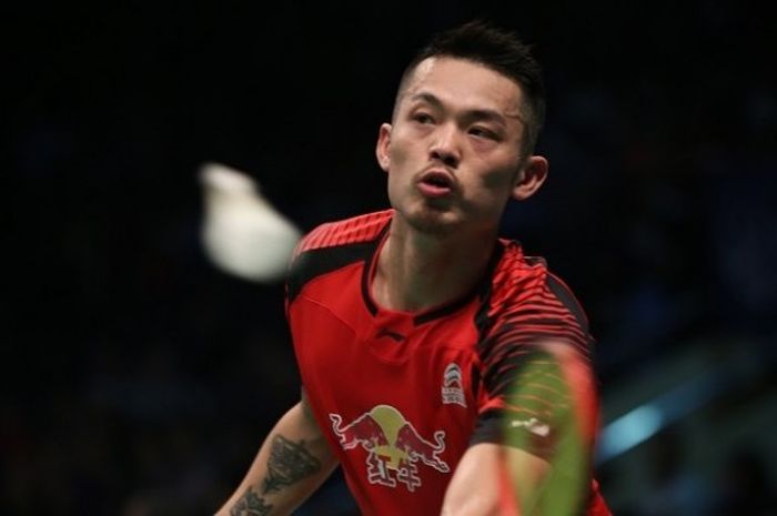 Pebulu tangkis tunggal putra China, Lin Dan, sedang mengembalikan kok ketika tampil pada babak perta