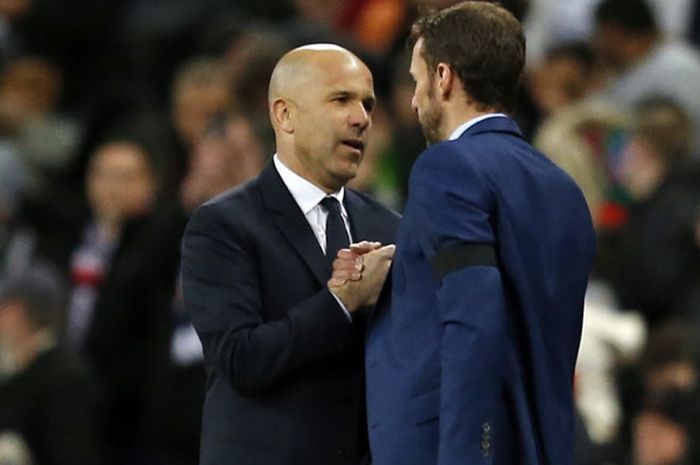 Pelatih sementara tim nasional Italia, Luigi Di Biagio (kiri), bersalaman dengan pelatih timnas Inggris, Gareth Southgate, seusai kedua tim bentrok dalam laga uji coba di Stadion Wembley, London, Inggris, pada Selasa (27/3/2018).