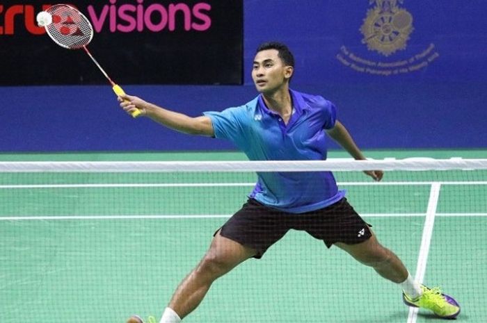 Pebulu tangkis nasional, Tommy Sugiarto, mengembalikan kok kepada pemain senegaranya, Anthony Sinisuka Ginting, pada semifinal Thailand Masters 2017 di Nimibutr Stadium, Sabtu (11/2/2017).