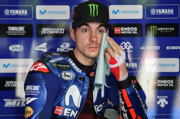  Pebalap Movistar Yamaha MotoGP, Maverick Vinales, menyeka keringat di wajahnya saat beristirahat pada hari pertama tes pramusim MotoGP 2018 di Sirkuit Internasional Sepang, Malaysia, 28 Januari 2018. 