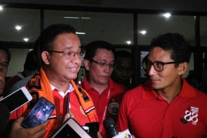 Gubernur dan wakil gubernur terpilih, Anies Baswedan (kiri) dan Sandiaga Uno, ketika menyaksikan secara langsung laga Persija Jakarta versus Barito Putera dalam pertandingan Liga 1 di Stadion Patriot, Bekasi, Sabtu (22/4/2017).