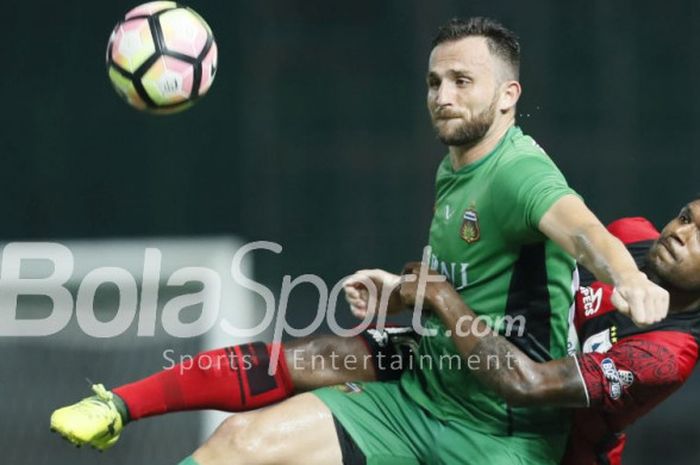 Striker Bhayangkara FC, Ilija Spasojevic, mengontrol bola pada laga Liga 1 kontra Persipura, 9 September 2017.