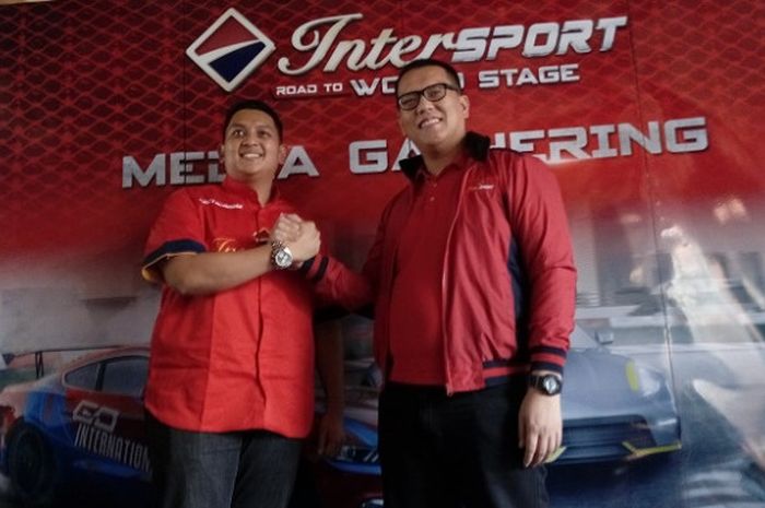 Brand manajer intersport, Kent (kanan) bersama king intersport, Dika CH saat jumpa awak media di Surabaya, Jumat (20/10/2017).