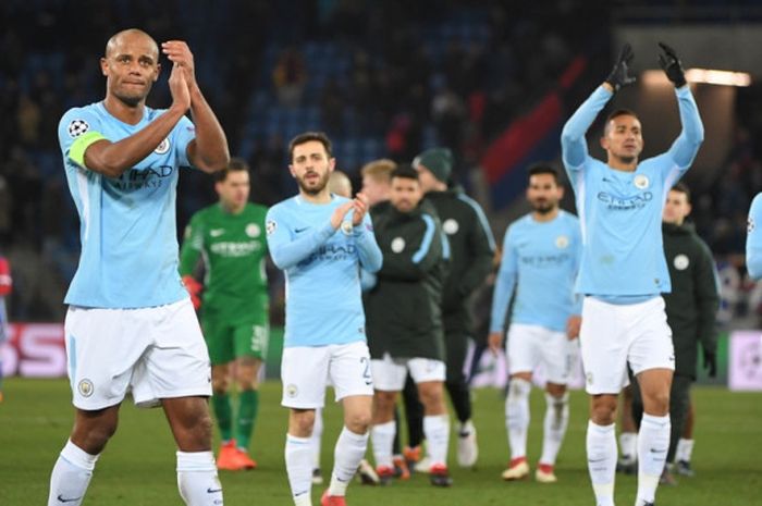 Bek Manchester City, Vincent Kompany (kiri), merayakan kemenangan atas FC Basel seusai laga leg pertama babak 16 besar Liga Champions di Stadion Saint Jakob-Park, Basel, Swiss, pada 13 Februari 2018.