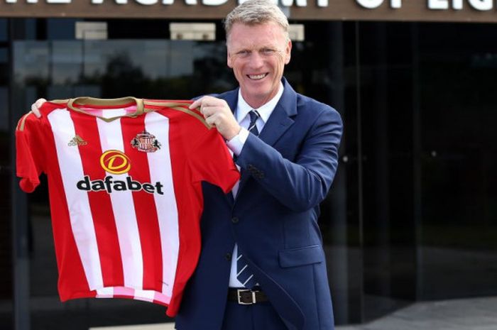 David Moyes memegang jersey Sunderland saat ia ditunjuk menjadi pelatih klub pada 1 Agustus 2016.