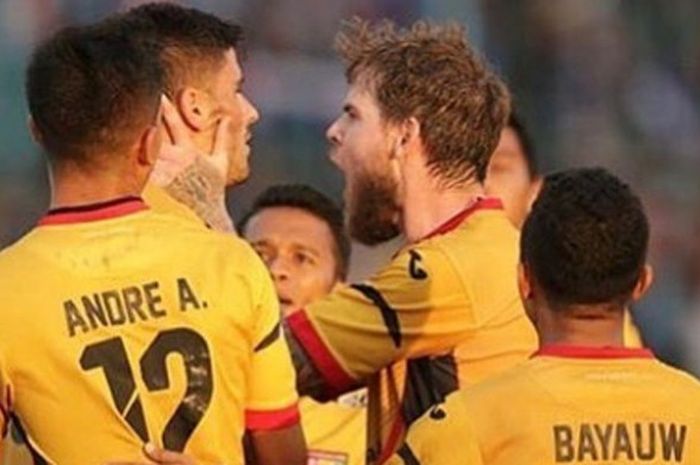  Ekspresi gelandang Mitra Kukar, Danny Guthrie (tengah), seusai striker Fernando Rodriguez mencetak gol ke gawang Arema FC pada laga pertama Liga 1 musim 2018 di Stadion Kanjuruhan, Kabupaten Malang, Sabtu (24/3/2018). 