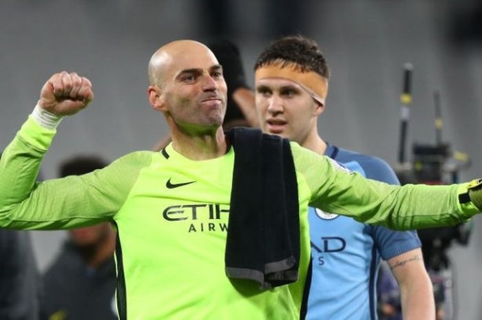 Willy Caballero merayakan kemenangan dengan John Stones dalam laga Premier League antara West Ham United dan Manchester City di London Stadium, 01 Februari 2017. 