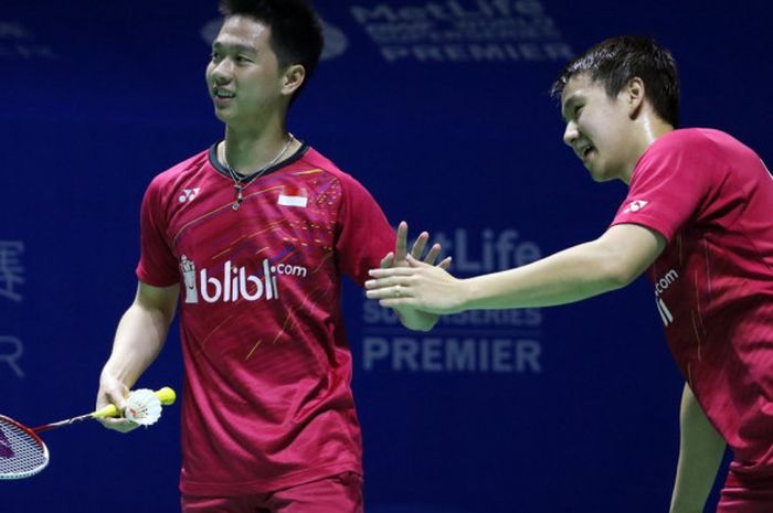 Kevin Sanjaya Sukamuljo (kiri) dan Marcus Fernaldi Gideon di babak pertama China Open 2017 kala menang atas ganda putra India, Manu Attri/Reddy B. Sumeeth, Haixia Olympic Sports Center, Fuzhou, China, pada Rabu (15/11/2017).