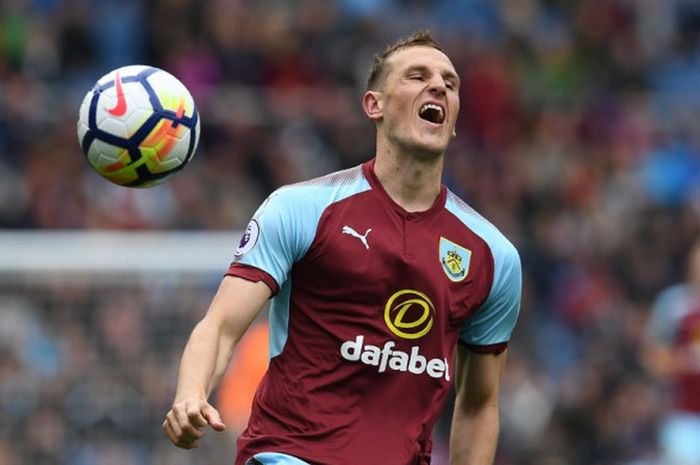 Striker Burnley, Chris Wood, terlihat kecewa karena terperangkap offside saat timnya melawan Crystal Palace pada laga Liga Inggris di Stadion Turf Moor, 10 September 2017.