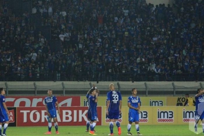 Para pemain Persib memberikan hormat ke bobotoh seusai menangalahkan PSM Makassar di Stadion GBLA, Kota Bandung pada Sabtu (2/7/2016) malam. Persib di arena yang sama siap menyambut Persija akhir pekan ini. 