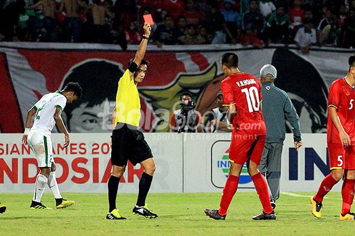 Wasit memberikan kartu merah kepada pemain timnas U-16 Vietnam, Vo Nguyen Hoang, pada laga ketiga Grup A Piala AFF U-16 2018 di Stadion Gelora Delta Sidoarjo, Jawa Timur, Kamis (02/08/2018) malam.