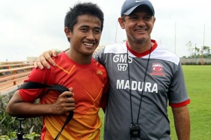 Pelatih Madura United, Gomes de Oliveira (kanan) dan winger Bayu Gatra selepas sebuah latihan timnya di Kota Batu pada pertengahan April 2016.