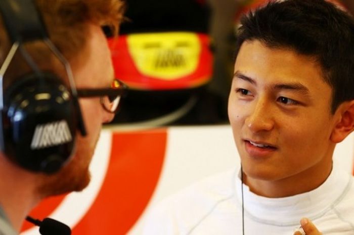 Pebalap Manor Racing asal Indonesia, Rio Haryanto, sedang berada di pit, ketika menjalani sesi kualifikasi GP Hungaria di Hungaroring, Sabtu (23/7/2016).