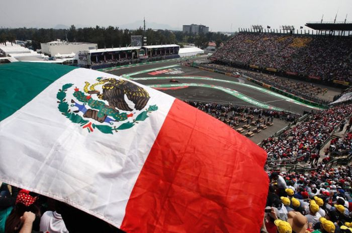 Suasana di tribun Autodromo Hermanos Rodriguez, Mexico City, saat balapan F1 GP Meksiko (29/10/2017)