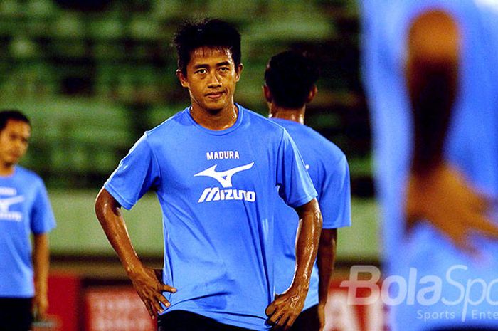 Pemain Madura United, Bayu Gatra, saat menguti latihan tim menjelang laga 8 besar Piala Presiden 2017 di Stadion Manahan Solo, Jawa Tengah, (24/02/2017).