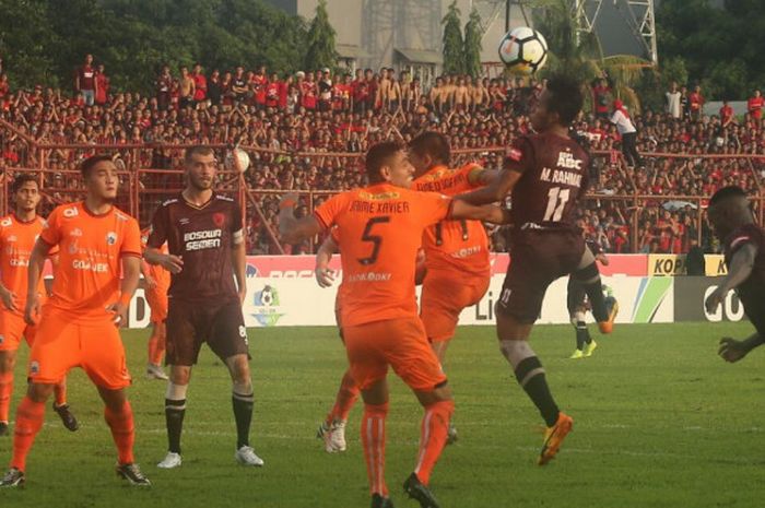    PSM Makassar berduel dengan Persija Jakarta di Stadion Mattoanging, Jumat (16/11/2018).   