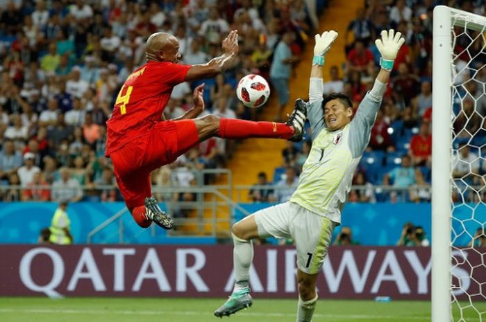 Bek Belgia, Vincent Kompany (kiri), berusaha membobol gawang kiper Jepang, Eiji Kawashima, dalam laga babak 16 besar Piala Dunia 2018 di Rostov Arena, Rostov-On-Don, Rusia pada 2 Juli 2018.