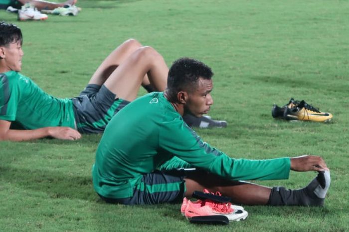 Feby Eka Putra (kiri) dan Todd Rivaldo usai mengikuti sesi latihan terbuka sekaligus uji lapangan timnas U-19 Indonesia, Sabtu (30/6/2018), di Gelora Delta Sidoarjo jelang Piala AFF U-19 2018.