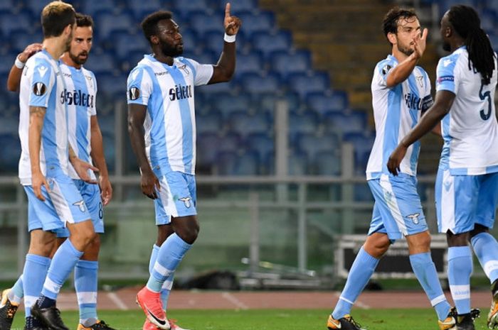 Striker Lazio, Felipe Caicedo (tengah), merayakan gol yang ia cetak ke gawang Zulte-Waregem dalam laga Grup K Liga Europa 2017-2018 di Stadion Olimpico, Roma, Italia, pada Kamis (28/9/2017).