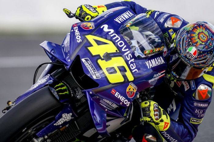 Valentino Rossi (Movistar Yamaha) tatkala  melintasi salah satu sudut Sirkut Ricardo Tormo di Valencia, Spanyol, dalam sebuah sesi tes resmi MotoGP , Selasa (21/11/2018).